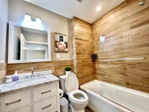 404 Rose in the city 1 BD living room in center city