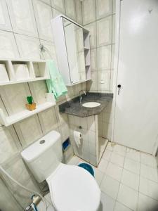 Apartamento com ar-condicionado, à 700m da orla mais bonita do país no bairro Atalaia