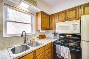 Cozy Lake Ozark Condo Rental with Grill, Pool Access