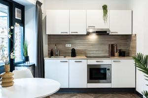 Studio with balcony and full kitchen near hotspot