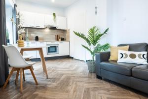Studio with balcony and full kitchen near hotspot