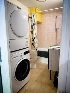 Appartements DREAM HOLIDAY 26 - Charmant T2 4 Pers 38m2 Terrasse de 14m2- Clim, Wifi, Parking - Sur RN7 au calme - au coeur de Livron sur Drome a 5Km l-Autouroute Proximite A7 : photos des chambres