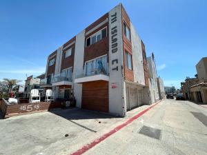 Fantastic Mission Beach condo steps to the Beach