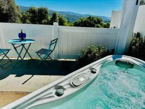 Creature Comforts Suite-Private Hot Tub-Sleeps 2 - Oakhurst