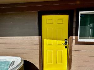 Creature Comforts Suite-Private Hot Tub-Sleeps 2