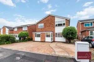 Guildford - 4 Bedroom House - Private Parking - Send