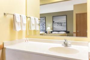 Deluxe King Suite room in Western Inn & Suites