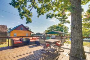 Incredible Log Home 1 Mile from Lake Tenkiller