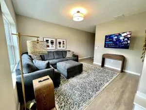 Central Cedar Falls New Construction Townhome! - 韦弗利