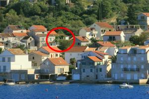 Apartments with parking space Vis - 2476