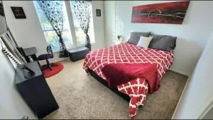 Comfortable Queen Bedroom with workspace - لانكاستر