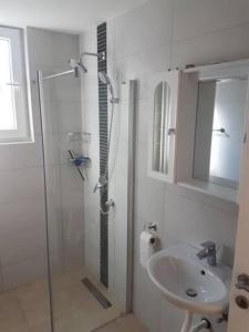 Apartments with parking space Vir - Torovi - Vir - Pedinka, Vir - 22373