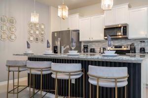 Stunning 7Bd Jacuzzi Pool & Close to Disney at Windsor Cay 16217