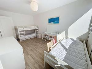 Appartements Appartement renove avec tennis prive, parking et vue mer - FR-1-361-162 : photos des chambres