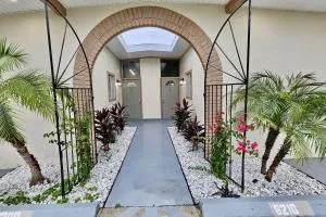 3BR 2BA, duplex ,Great location - North Port