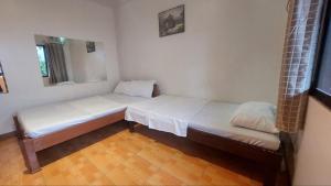 RedDoorz at JL Lodging House and Cafe Irosin