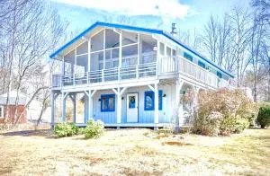 Charming Lakefront Chalet, family and pet friendly - Barnstead