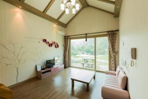 hongceon byeolbicheureuneunmaeul pensyeon