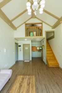 hongceon byeolbicheureuneunmaeul pensyeon