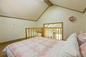 hongceon byeolbicheureuneunmaeul pensyeon