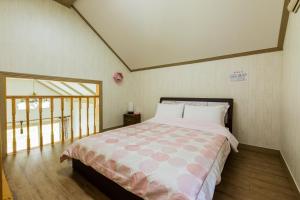 hongceon byeolbicheureuneunmaeul pensyeon