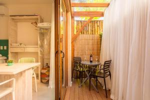 Casa dAroeira Residencial Boutique - Centro de Juqueí - Perto de Tudo - 2 quadras do Mar - Serviço de Praia - Roupa de Cama 600 fios algodão Egípcio - Tudo Novo - Estacionamento Interno - Cozinha - Consulte unidades com Ofurô Hidro e Cromoterapi