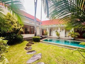 Location! Berawa beach 3bdr Spacious pool villa!