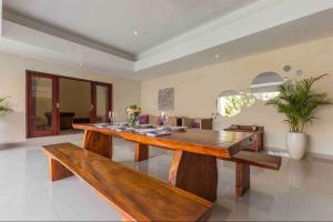 Location! Berawa beach 3bdr Spacious pool villa!