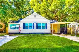 Mid-Town Cave for 6 Guests 3 Bedroom 1 Bath - 莫比尔提尔曼斯角