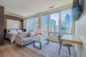 Gorgeous City Views Central Studio Walk to BCPlace