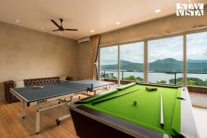 StayVista at La Belleza with Infinity Pool & Lake View Alfresco Dining