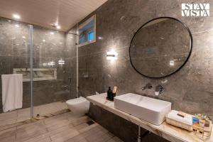 StayVista at La Belleza with Infinity Pool & Lake View Alfresco Dining