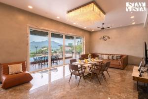 StayVista at La Belleza with Infinity Pool & Lake View Alfresco Dining