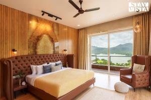 StayVista at La Belleza with Infinity Pool & Lake View Alfresco Dining