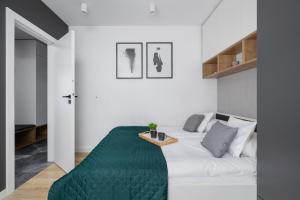 Elegant Apartment in Cracow with Balcony, Parking and Desk by Noclegi Renters