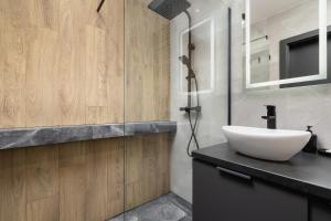Elegant Apartment in Cracow with Balcony, Parking and Desk by Noclegi Renters