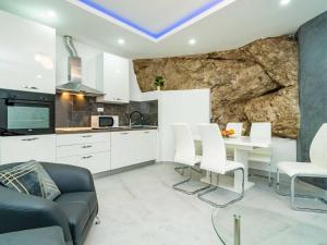 Hidden Gem Apartment - Two Bedroom Apartment with Terrace and Sea View