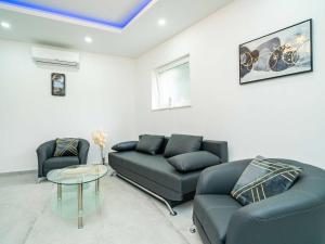 Hidden Gem Apartment - Two Bedroom Apartment with Terrace and Sea View