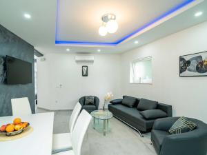 Hidden Gem Apartment - Two Bedroom Apartment with Terrace and Sea View