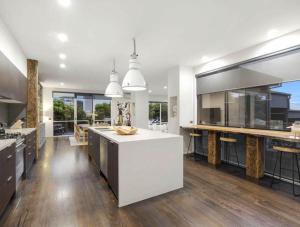 Ohana Luxury Retreat-beach access heated pool