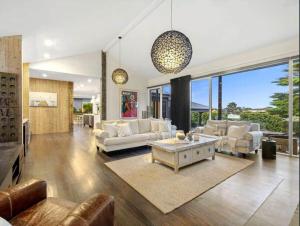 Ohana Luxury Retreat-beach access heated pool