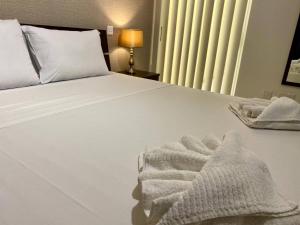 The Pinnacle 3 - 2BED w indoor jacuzzi! by Homely