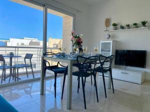 The Pinnacle 3 - 2BED w indoor jacuzzi! by Homely