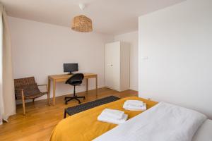 Metro Stokłosy 2-Bedroom Apartment by BookingHost