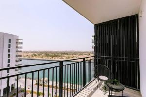 Lovely Waterfront Private 2BR Apartment Yas Island