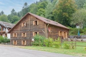 Maisons de vacances La Ferme aux Myrtilles - Ancienne ferme vosgienne : Maison 6 Chambres