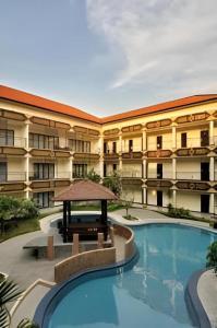 Yusro Hotel Restaurant & Convention