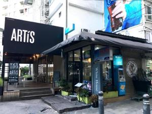 White House Asoke Sukhumvit 18