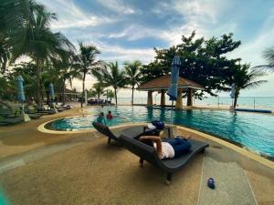 Alongkot Beach Resort Khanom