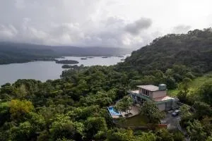 StayVista at La Sierra with Pawna Lake View, WiFi - Malavli